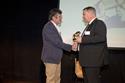 Roland Rhyner, Econorm Gams AG, nimmt den 2. Werdenberger Innovationspreis entgegen.