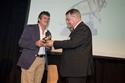 Roland Rhyner, Econorm Gams AG, nimmt den 2. Werdenberger Innovationspreis entgegen.