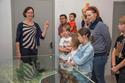 (links im Bild) lic. phil. Sabina Braun vom Liechtensteinischen Landesmuseum führte die Familien unterhaltsam durch die Ausstellung
