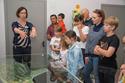 (links im Bild) lic. phil. Sabina Braun vom Liechtensteinischen Landesmuseum führte die Familien unterhaltsam durch die Ausstellung
