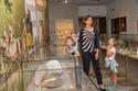 lic. phil. Sabina Braun vom Liechtensteinischen Landesmuseum führte die Familien unterhaltsam durch die Ausstellung