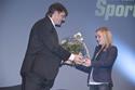 Sportnacht Davos, Ariella Kaeslin, Kunstturnerin, nimmt die Auszeichnung von Werner Günthör, Leichtathlet, entgegen
