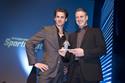 Sportnacht Davos, Adrian Sutil, Formel 1 Pilot, übergibt die Auszeichnung an Ivo Rüegg, Bob-Weltmeister

