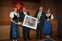 Gemeindepräsident Rudolf Lippuner überreicht Kantonsratspräsident Paul Schlegel ein Bild der Künstlerin Esther Gantenbein