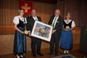 Gemeindepräsident Rudolf Lippuner überreicht Kantonsratspräsident Paul Schlegel ein Bild der Künstlerin Esther Gantenbein