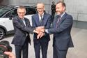 Besiegelt: PSA Group
CEO Carlos Tavares, Opel CEO Dr. Karl-Thomas
Neumann und GM President Dan Ammann
in Genf (von links) - Opel/Vauxhall wechseln
von GM zur PSA-Gruppe.