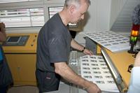Klicken Sie hier, um das Album zu sehen: (08) Weltrekord Briefmarkendruck bei Gutenberg AG in Schaan, Bogenperforierung
