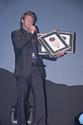 Sportnacht Davos, Carl Saville, Repräsentant von Guinness World Records, ehrt Bjørn Dunkerbeck, den erfolgreichsten Windsurfer aller Zeiten mit sechs Urkunden für die Einträge 2011 ins Guinness World Records Book