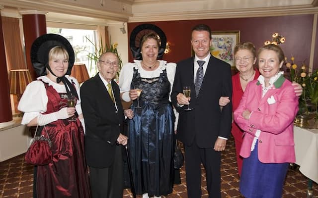 Madeleine Wolf, Felix Real, Carmen Hemmerle, Resi und Maria Real mit Bürgermeister Ewald Ospelt