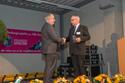 Prof. Lothar Ritter, Rektor NTB Buchs, übergibt den Innovationspreis 2018, Markus Kobelt, Lubera Gartenshop