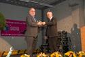 Prof. Lothar Ritter, Rektor NTB Buchs, übergibt den Innovationspreis 2018, Markus Kobelt, Lubera Gartenshop