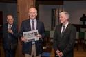 LPC Präsident Peter Rutz überreicht S.D. Fürst Hans-Adam II. von und zu Liechtenstein die erste Ausgabe der LPC Jubiläumszeitung