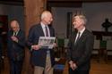 LPC Präsident Peter Rutz überreicht S.D. Fürst Hans-Adam II. von und zu Liechtenstein die erste Ausgabe der LPC Jubiläumszeitung