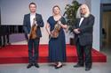 Das Violinenensemble «Innovation Duo» (v.l.) Jakub Dzialak und Anna Savytska und Prof. Dr. Rainer Vollkommer, Direktor des Liechtensteinischen Landesmuseum