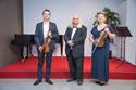 Das Violinenensemble «Innovation Duo» Jakub Dzialak und Anna Savytska und Prof. Dr. Rainer Vollkommer, Direktor des Liechtensteinischen Landesmuseum (mitte)