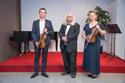 Das Violinenensemble «Innovation Duo» Jakub Dzialak und Anna Savytska und Prof. Dr. Rainer Vollkommer, Direktor des Liechtensteinischen Landesmuseum (mitte)