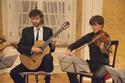 Petrit Çeku (1985), Kosovo, Gitarre und Adrien Boisseau (1991), Frankreich, Viola