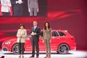 Rupert Stadler, Vorsitzender des Vorstandes der AUDI AG, mit Michèle Mouton und ihrer Tochter Jessie am neuen Audi RS 3.