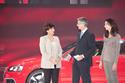 Rupert Stadler, Vorsitzender des Vorstandes der AUDI AG, mit Michèle Mouton und ihrer Tochter Jessie am neuen Audi RS 3.