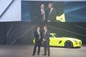 Dr. Joachim Schmidt, Leiter Vertrieb und Marketing Mercedes-Benz Cars und DTM Fahrer Gary Paffett präsentierten den neuen Mercedes-Benz SLK