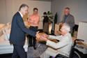 Viktor Lutz feierte am 27. September 2014 seinen 100. Geburtstag und freute sich über die Glückwünsche von Ottmar Hitzfeld bei Delta Möbel in Haag