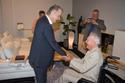 Viktor Lutz feierte am 27. September 2014 seinen 100. Geburtstag und freute sich über die Glückwünsche von Ottmar Hitzfeld bei Delta Möbel in Haag