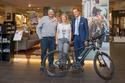 (v.l.) Thomas Lindenau von Lindi-Bike im Gams; die Gewinnerin Gabi Hirt, Linthal/GL; Willi Gebelein, Geschäftsleitung Delta Möbel, Haag