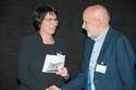 Katrin Frick überreicht Walter Schöb den 6. Innovationspreis