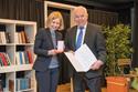Botschafterin Dr. Maria Rotheiser-Scotti überreicht Bruno Spiegel das Goldene Ehrenzeichen um die Verdienste der Republik Österreich