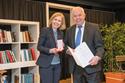 Botschafterin Dr. Maria Rotheiser-Scotti überreicht Bruno Spiegel das Goldene Ehrenzeichen um die Verdienste der Republik Österreich