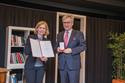Botschafterin Dr. Maria Rotheiser-Scotti überreicht Drazen Domjanic das Goldene Ehrenzeichen um die Verdienste der Republik Österreich