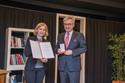 Botschafterin Dr. Maria Rotheiser-Scotti überreicht Drazen Domjanic das Goldene Ehrenzeichen um die Verdienste der Republik Österreich