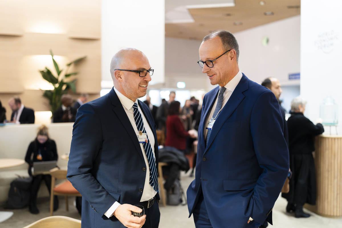 Regierungschef Daniel Risch im Gespräch mit Bundeskanzlerkandidat Friedrich Merz.