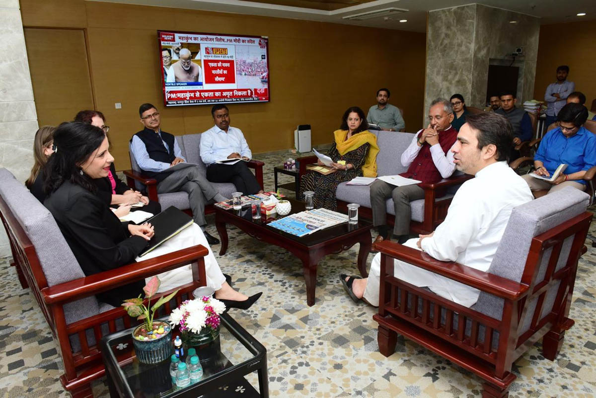 Aussenministerin Dominique Hasler im Gespräch mit dem indischen Minister für Kompetenzentwicklung und Unternehmertum Jayant Chaudhary.
