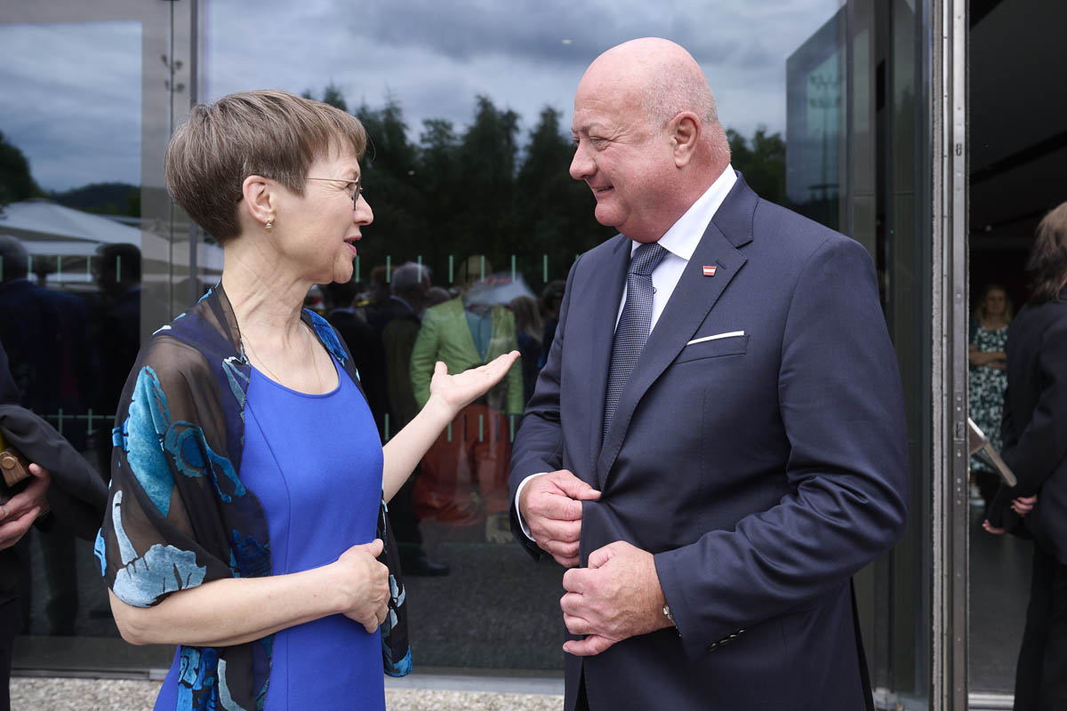 Regierungschefin Brigitte Haas trifft im Rahmen der Eröffnung der Bregenzer Festspiele Bundeskanzler Christian Stocker. (Quelle: IKR/Michael Zanghellini)