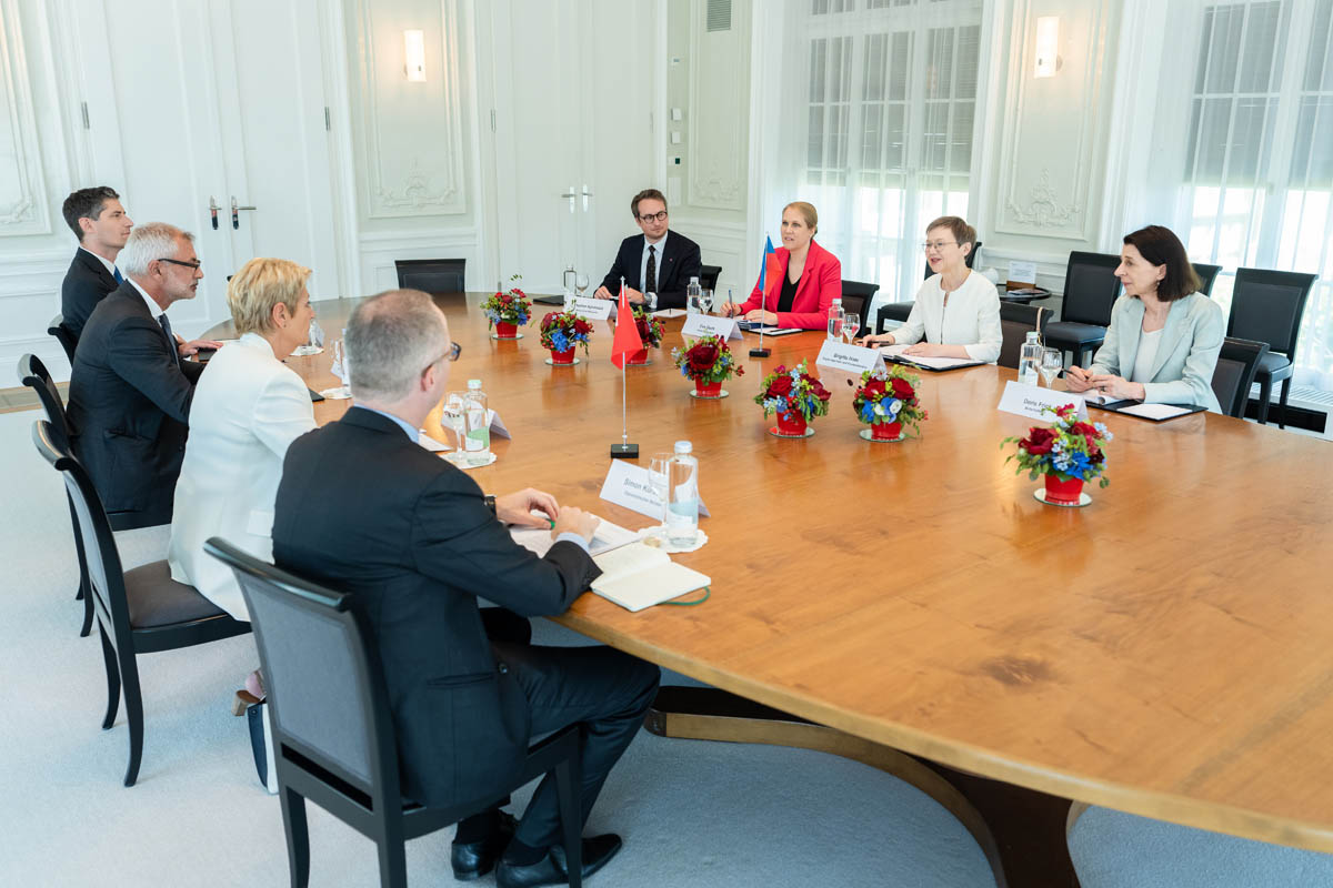 Die beiden Finanzministerinnen mit ihren Delegationen bei den bilateralen Gesprächen. (Quelle: IKR/Yannick Zurflüh)