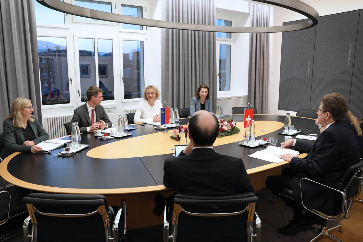 Regierungsrätin Graziella Marok-Wachter und Bundesrat Albert Rösti mit den beiden Delegationen beim Arbeitsgespräch.