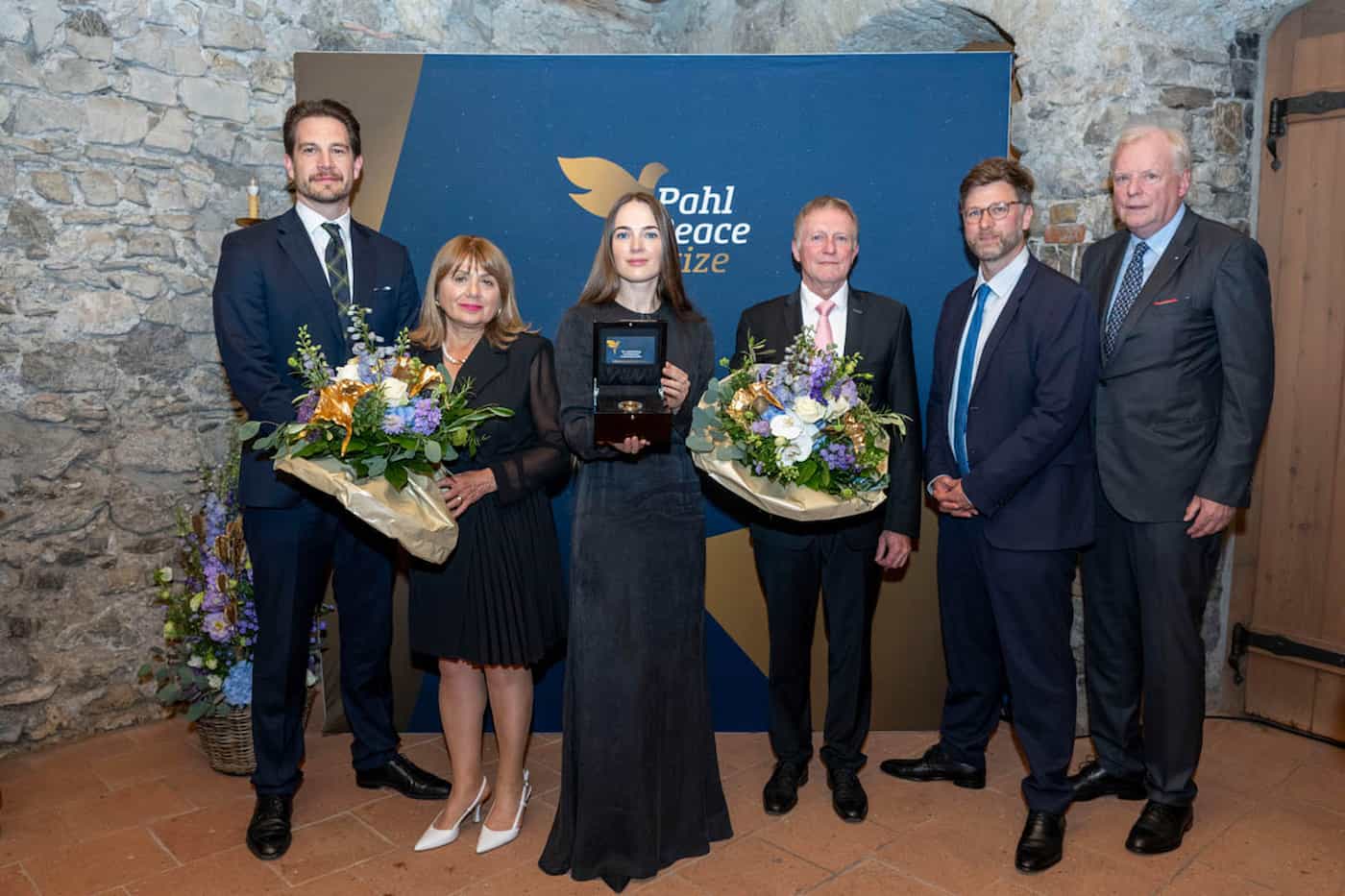 (v.l.) Dr. Jan-F. Hellmann, Dr. Nino Pahl-Nioradze, Preisträgerin Oleksandra Matviichuk, Dr. iur. Markus Otto Hasler, Dr. Ruben Reike, Friedhelm Gruber