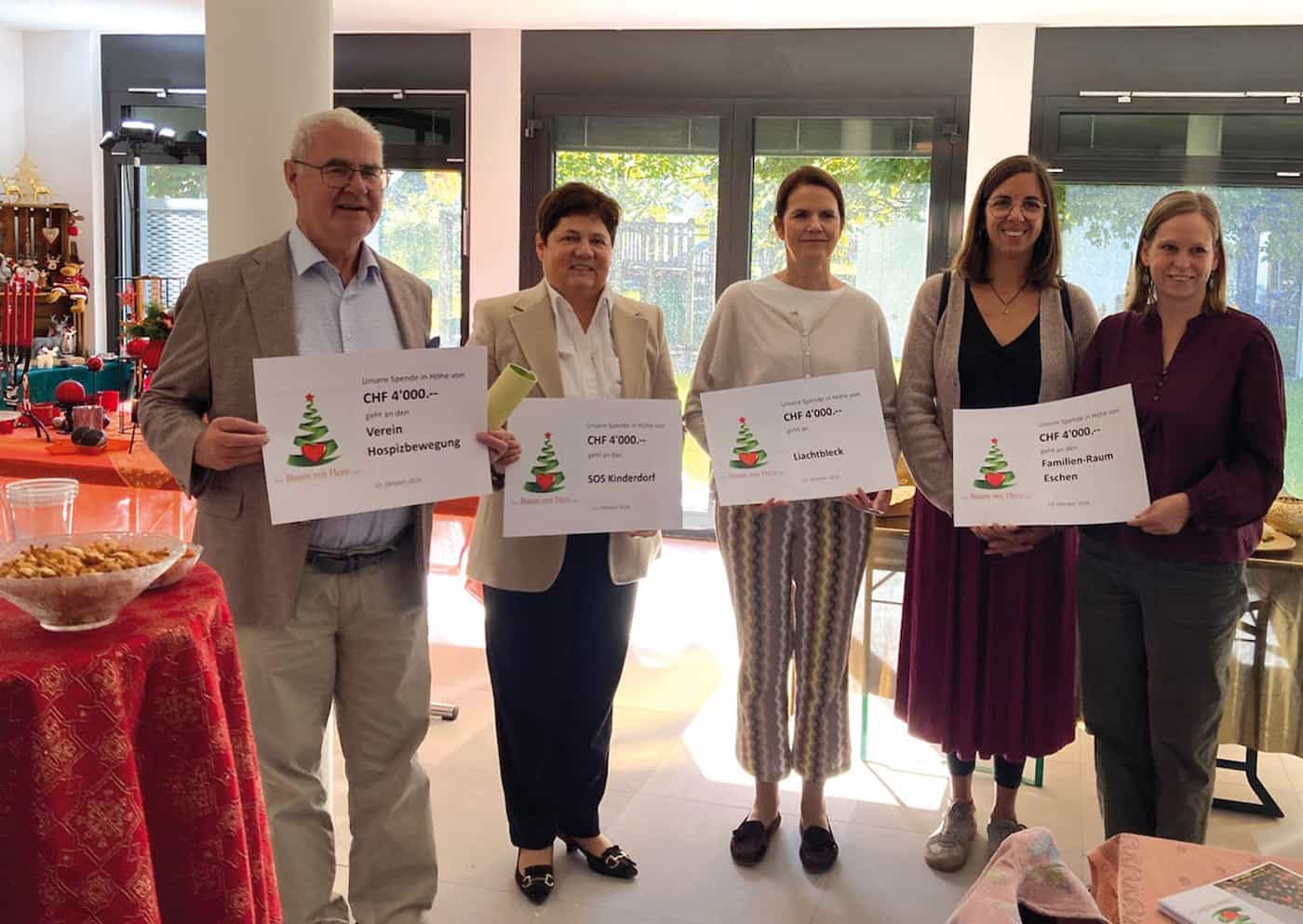 Sie nahmen die Schecks über je 4’000 Franken in Empfang: (v.l.)Franz-Josef Jehle von der Hospizbewegung Liechtenstein, Magdalena Frommelt vom SOS Kinderdorf Liechtenstein, Gabi Ott-Hasler von der Stiftung Liachtbleck, Karin Marxer und Gabi Buhre vom Verein FamilienRaum Eschen, Foto: © Anita Grüneis