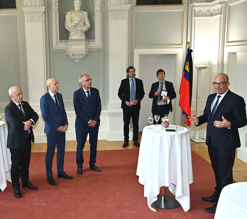 Begrüssung durch Regierungschef Daniel Risch im Regierungsgebäude