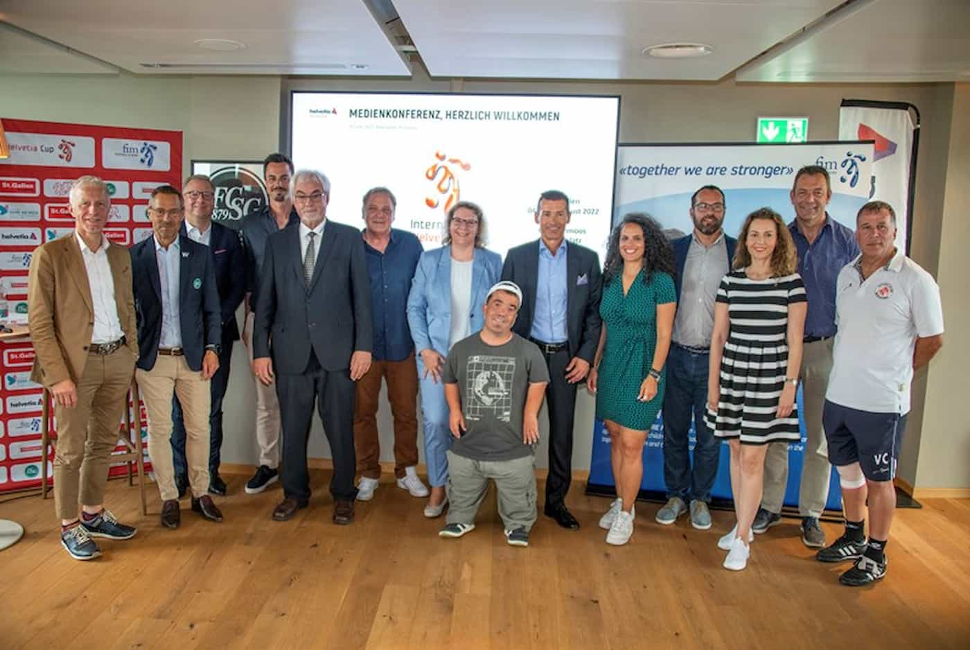 Medienkonferenz Mittwoch, 22. Juni 2022 (v.l.) Mathias Gabathuler, Stadtrat St.Gallen; Matthias Hüppi, Präsident FC St.Gallen; Martin Jara, CEO Schweiz Helvetia Versicherungen; Diego Benaglio, Botschafter FIM; Alois Kessler, Stiftungsratspräsident FIM; Hanspeter Rothmund, CEO FIM; Sonja Müller, Head of Talent Team Switzerland Ernst & Young; Daniel Nodari, Botschafter FIM; Philippe Zimmermann, Stiftungsrat FIM; Honey Thaljieh, Corporate Communications Manager FIFA; Jon Andrea Schocher, Moderation; Christine Potnar, Kommunikation/CSR VfB Stuttgart; Markus Burri, CEO Don Bosco; Vittorio Caruso, Chef Trainer U18 FC Winterthur / fotos: © exclusiv