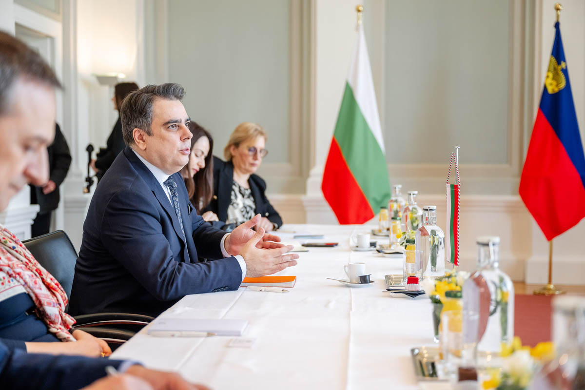 Die bulgarische Delegation unter der Leitung von Finanzminister Assen Wassilew beim Arbeitsgespräch.