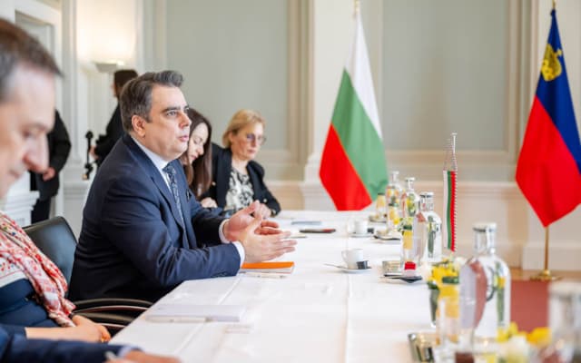 Die bulgarische Delegation unter der Leitung von Finanzminister Assen Wassilew beim Arbeitsgespräch.