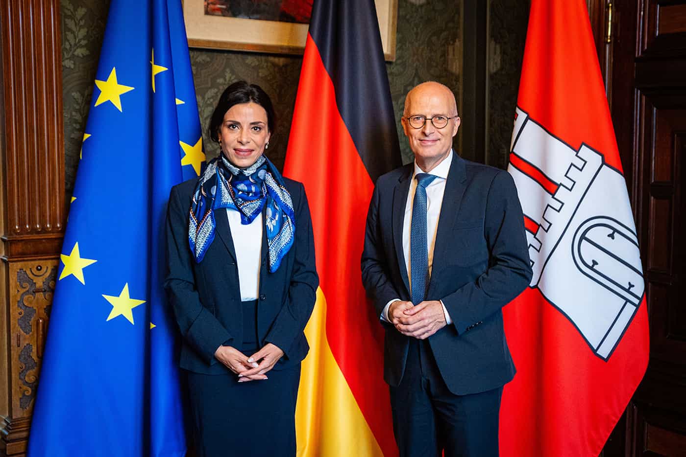 Regierungsrätin Dominique Hasler wird von Peter Tschentscher, dem Ersten Bürgermeister der Hansestadt Hamburg begrüsst. (Quelle: Freie und Hansestadt Hamburg Senatskanzlei – Pressestelle des Senats)