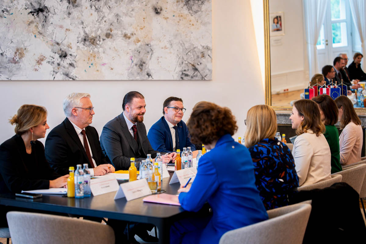 Regierungsrat Emanuel Schädler und Bundesministerin Claudia Plakolm mit der Liechtensteinischen und Österreichischen Delegation beim Arbeitsgespräch. (Quelle: Bundeskanzleramt)