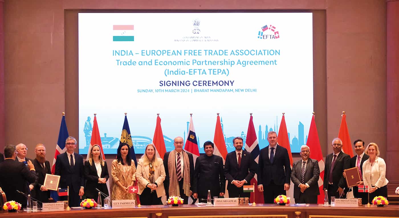 Die Verhandlungsdelegationen der EFTA-Staaten und Indiens nach der Signing Ceremony.