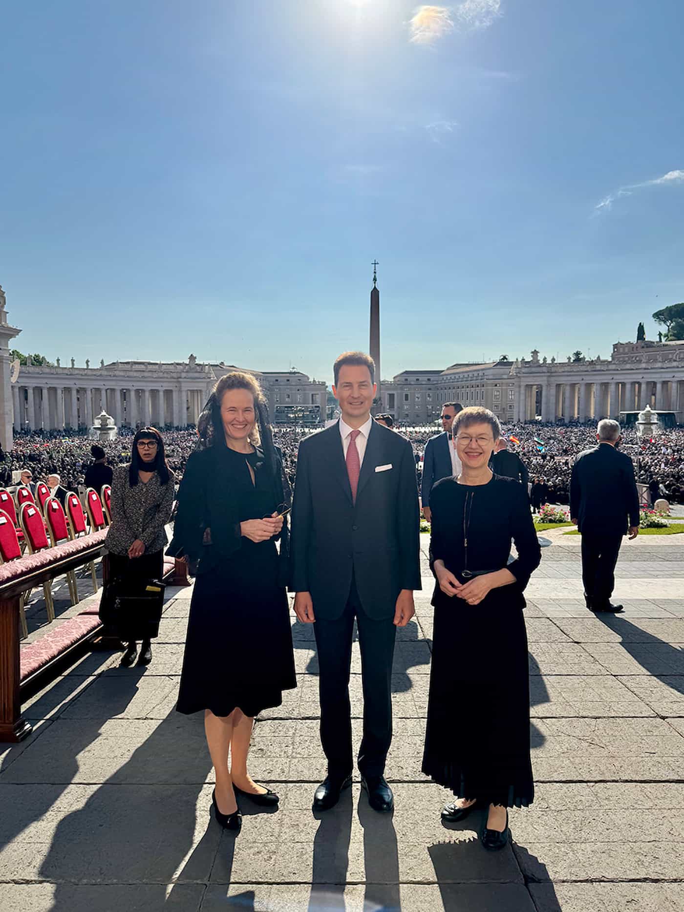 I.K.H. Erbprinzessin Sophie und S.D. Erbprinz Alois von und zu Liechtenstein mit Regierungschefin Brigitte Haas auf dem Petersplatz in Rom. (Quelle: IKR/Stephan Agnolazza)