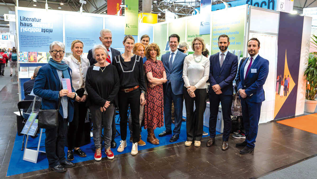 Regierungsrat Manuel Frick und seine Delegation mit dem Team des Liechtenstein-Stands an der Leipziger Buchmesse sowie Autorin Rachel Lumsden, Nicole Spiekermann und Corinne Schatz.