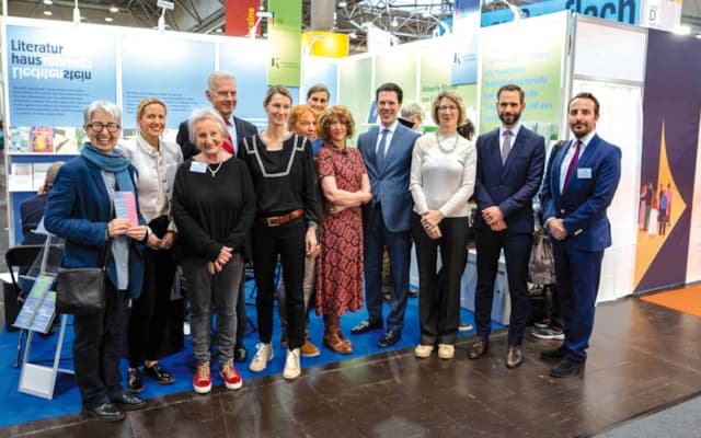 Regierungsrat Manuel Frick und seine Delegation mit dem Team des Liechtenstein-Stands an der Leipziger Buchmesse sowie Autorin Rachel Lumsden, Nicole Spiekermann und Corinne Schatz.