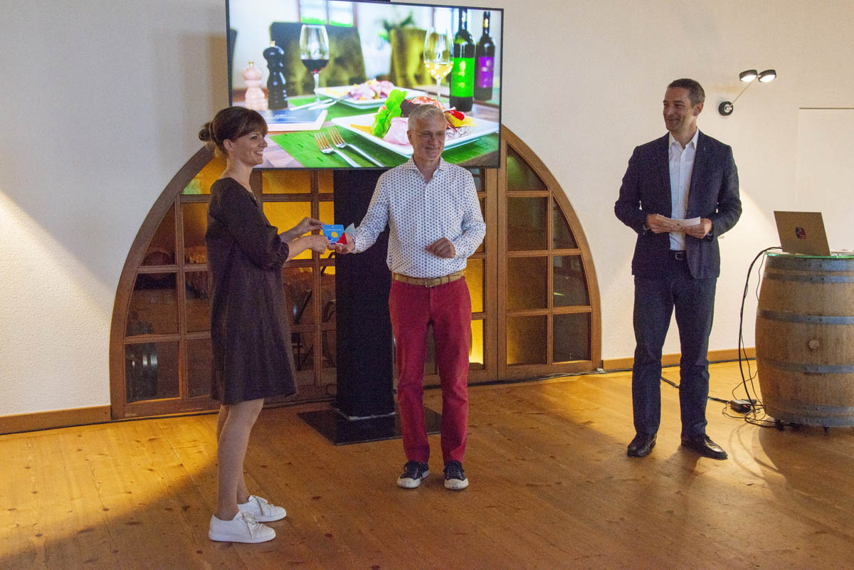 Walter Hagen übergibt die Auszeichnung «Gastronomie am Liechtenstein Weg» an Christine Ströhle, Gastgeberin Gastronomie, Fürstliche Domäne Vaduz